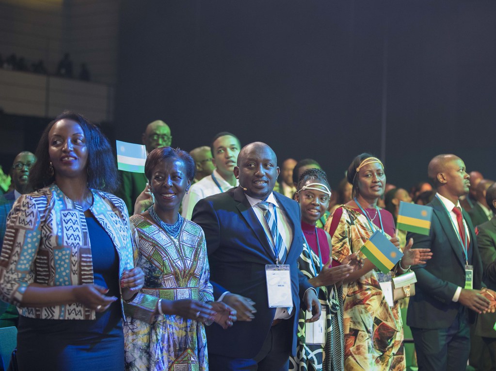 Uhereye ibumoso: Minisitiri w’Ubucuruzi n’Inganda, Hakuziyaremye Soraya; Umunyamabanga Mukuru wa OIF, Louise Mushikiwabo, atanga igitekerezo muri Rwanda Day na Musoni Vedaste uyobora Diaspora Nyarwanda ku rwego rw'igihugu mu Budage bari bafite akanyamuneza