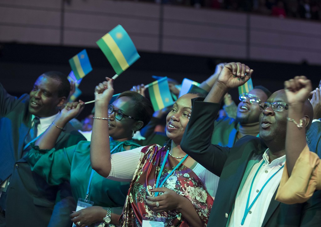Alain Mukurarinda wahoze ari Umuvugizi w'Ubushinjacyaha bw'u Rwanda (iburyo) mu bitabiriye Rwanda Day. Aha yafatanyaga n'abandi mu gushyiraho morali