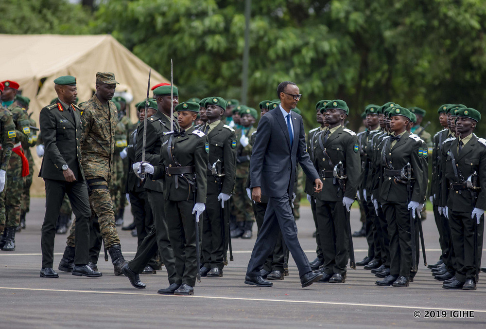 Perezida Kagame yifurije Ingabo z’u Rwanda Noheli n’Umwaka mushya muhire wa 2020. Aha yari yitabiriye umuhango yatangiyemo ipeti rya Sous-Lieutenant ku basirikare 320 mu Ishuri rya Gisirikare rya Gako ku wa 16 Ugushyingo 2019