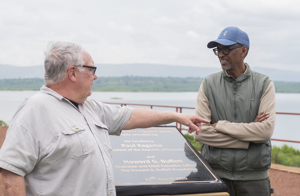 Buffet ni inshuti ikomeye ya Perezida Kagame. Umubano mwiza wabyariye imbuto n'abandi banyarwanda benshi binyuze mu mishinga y'uyu mugabo