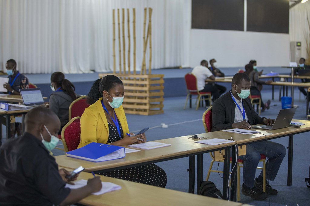 Bamwe mu bagize itsinda rya RBC rishinzwe gutahura abahuye n'abarwayi ba coronavirus