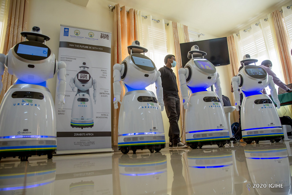 Za robots zifashishwa mu kwita ku barwayi ba COVID-19 no gutanga ubutumwa bwo kwirinda