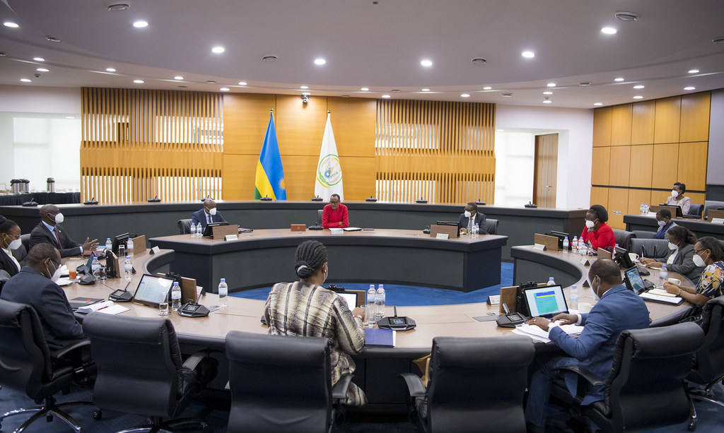 Perezida Kagame agira akazi kenshi karimo inama nyinshi agirana n'abayobozi batandukanye