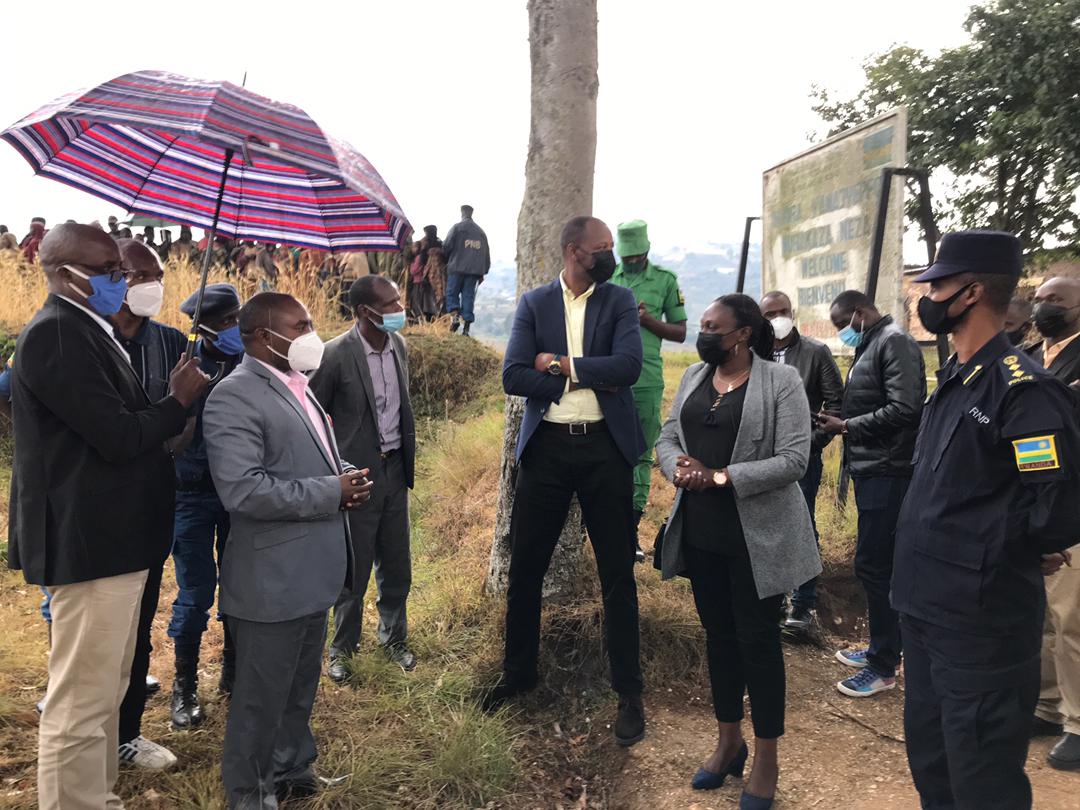 Guverineri Kayitesi aganira na Cishahayo ubwo bari bageze mu murenge wa Ruheru