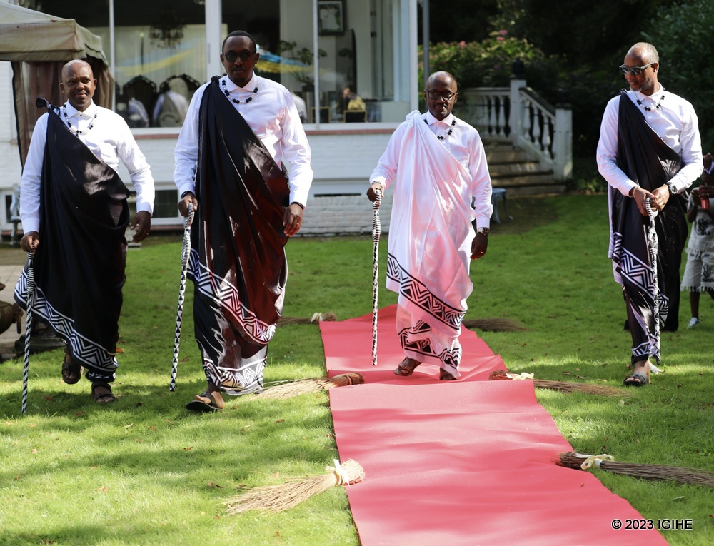 Amb. Olivier Nduhungirehe; Amb. Sebera Michel Minega; Claude Ndabarasa uyobora Umuryango Nyarwanda mu Buholandi na Innocent Iradukunda umwe mu bayobozi ba Diaspora Nyarwanda mu Buholandi, ubwo binjiraga bagiye kwakira abashyitsi