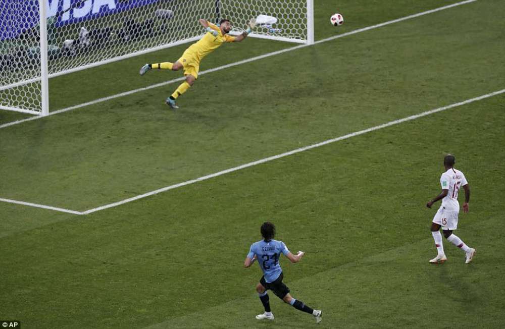 Rutahizamu Edinson Cavani ni we watsinze ibitego bibiri byahesheje Uruguay itike yo gukomeza muri 1/4