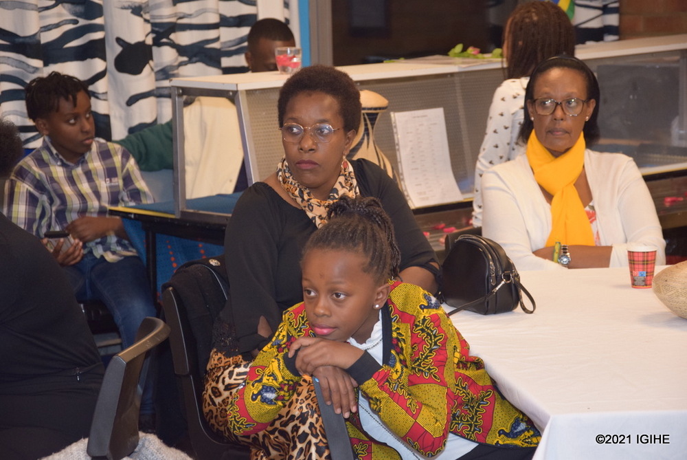 Abana n'ababyeyi bitabiriye uyu musangiro uganirirwamo ibitekerezo byubaka u Rwanda