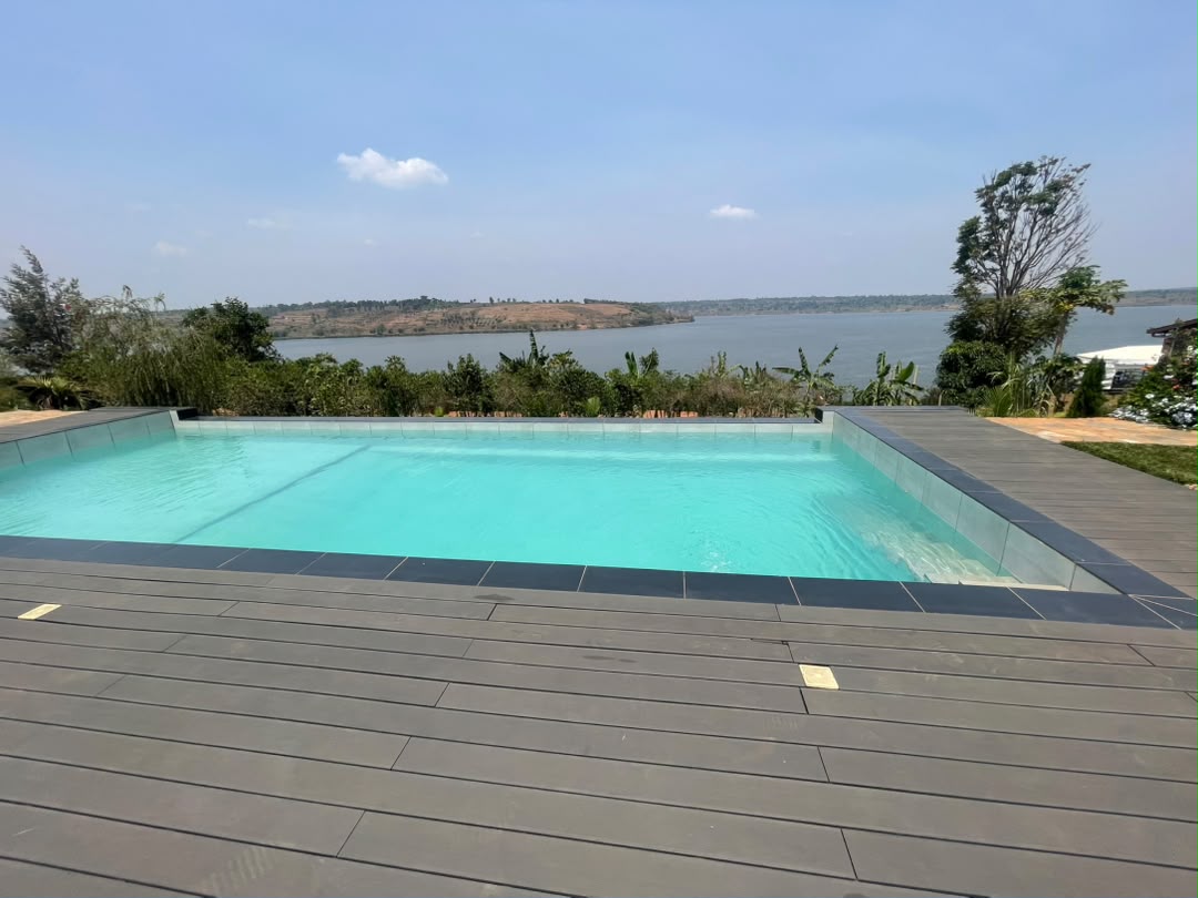 Bicaca Lakefront yashyizwemo piscine yo hanze