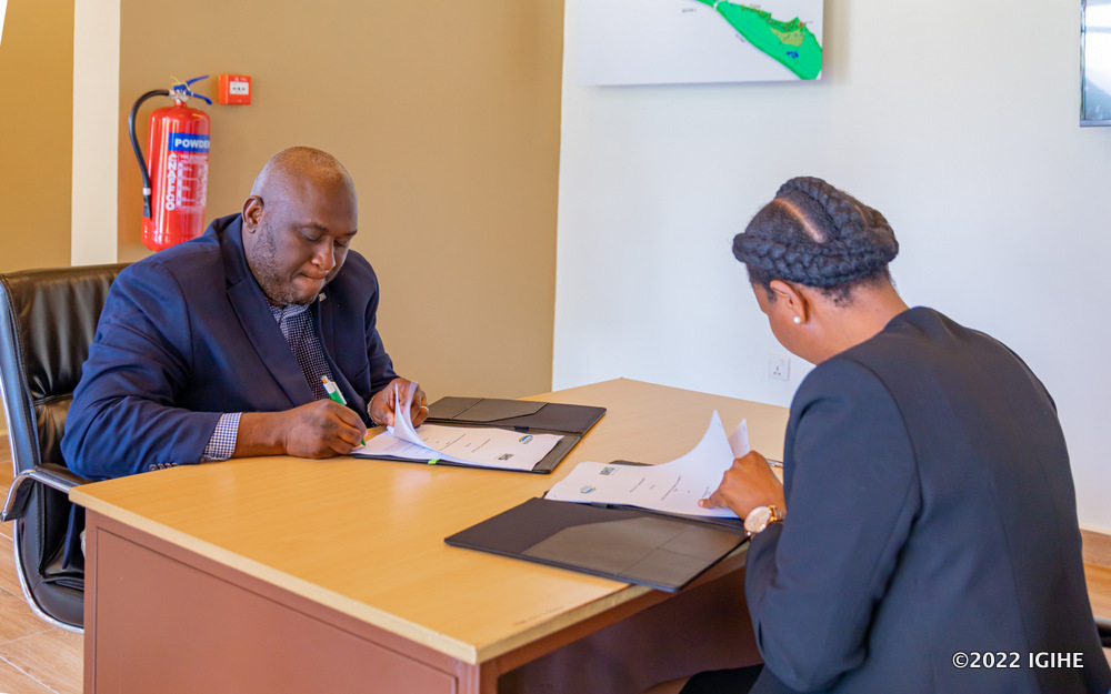 Amasezerano yashyizweho umukono n’Umuyobozi Mukuru wa REMA, Kabera Juliet na Ayokunle Iluyemi uyobora IHS Rwanda Limited