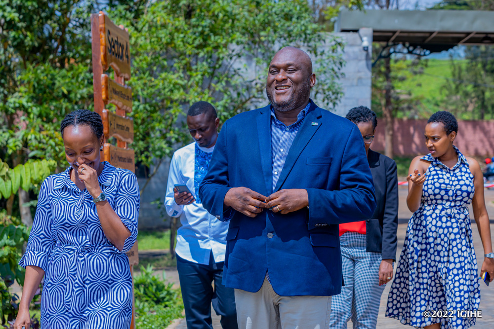 Umuyobozi wa IHS Rwanda Limited, Ayokunle Iluyemi, n'abakozi b'ikigo ayoboye babanje gutambagizwa ibice bigize Pariki ya Nyandungu