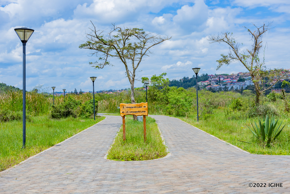 Muri iyi pariki hari utuyira turimo utwagenewe abanyamaguru n'utw'abanyamagare. Buri kayira kahawe izina ryako