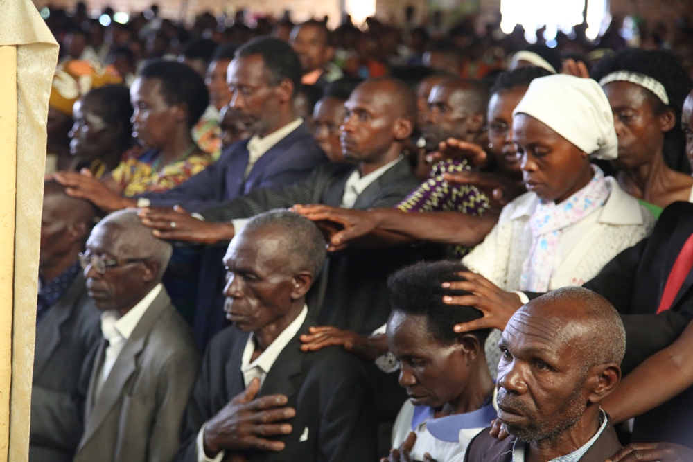 Abagize uruhare muri Jenoside, bapfukamye imbere mu kiliziya abo bahemukiye babaramburiraho ibiganza babaha imbabazi