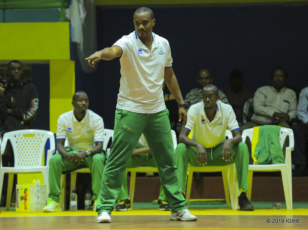 Umutoza Fidèle Nyirimana wa UTB atanga amabwiriza ku bakinnyi be