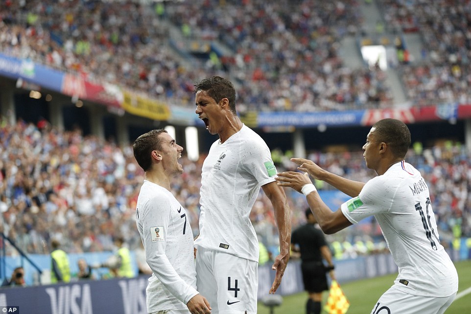 Abakinnyi b'u Bufaransa bishimira igitego cya Varane