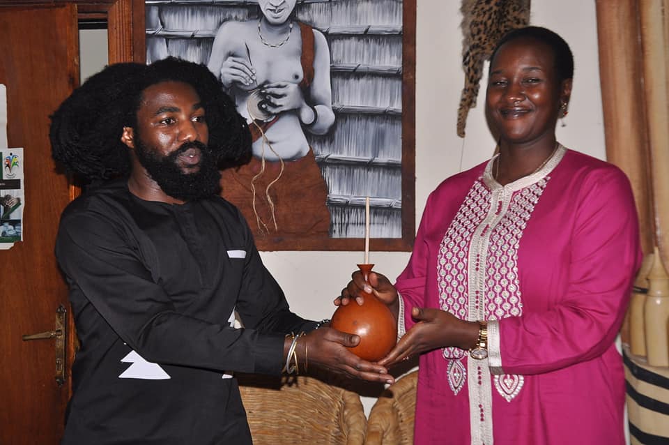 Iyo umushyitsi yagusuraga wamwakirizaga amazi y'amasaka