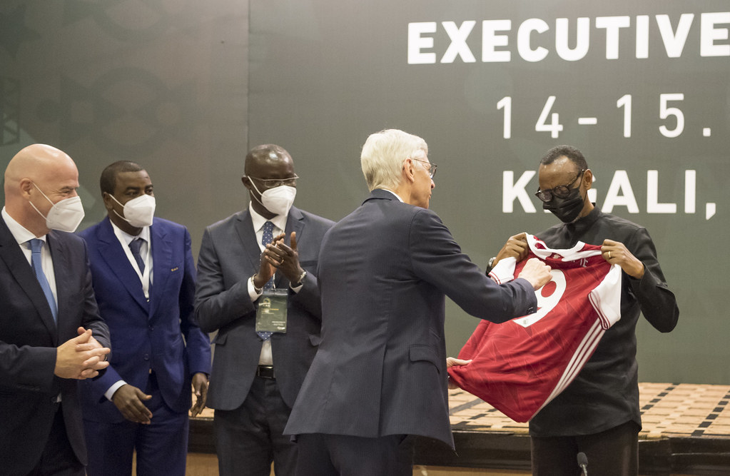Wenger asinya ku mupira wa Arsenal yahaye Perezida Kagame