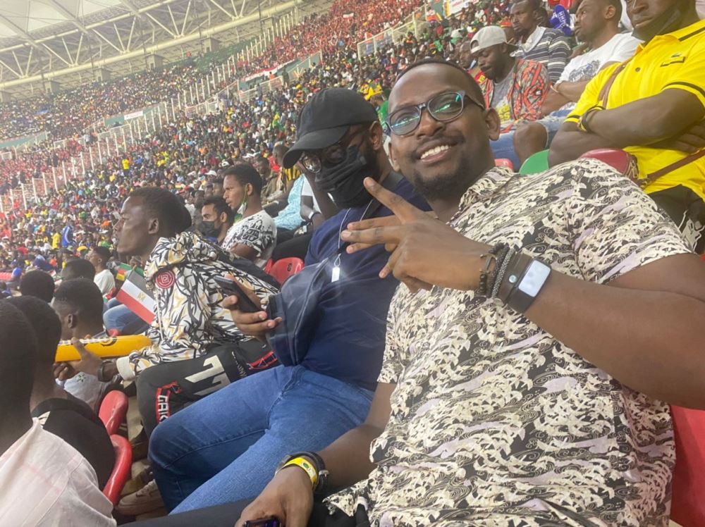 Ndabahize n'inshuti ye muri Stade Olembe ubwo hakinwaga umukino wa nyuma wa CAN 2021