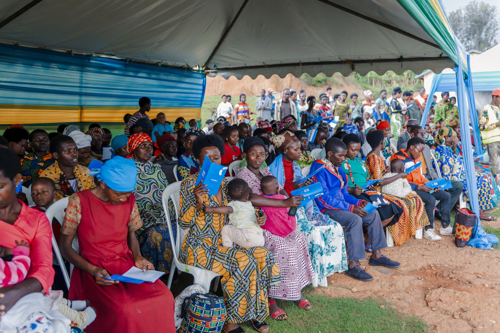 Abaturage bahawe udutabo turimo amabwiriza azajya abafasha muri gahunda ya Byikorere