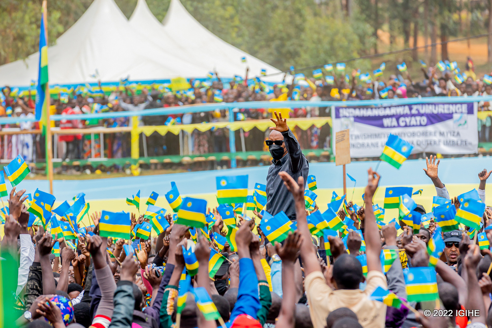 Perezida Kagame yashimiye abaturage bigomwe imirimo yabo, bakitabira ikiganiro cye