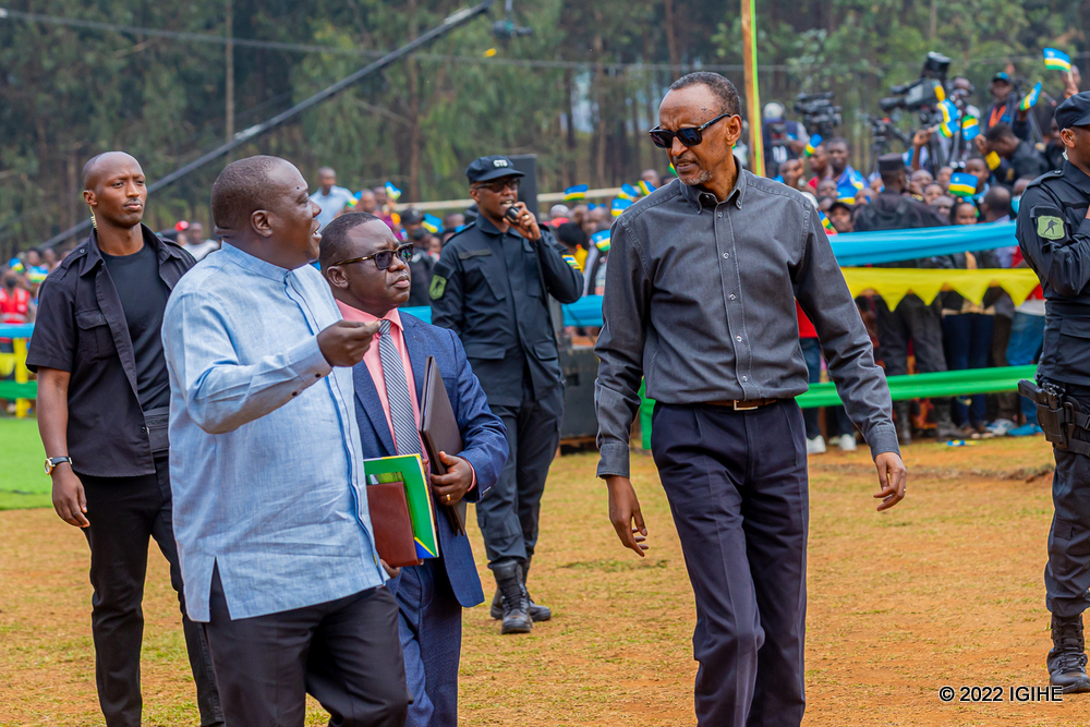 Perezida Kagame ateze amatwi Minisitiri w'Ubutegetsi bw'Igihugu, Gatabazi JMV
