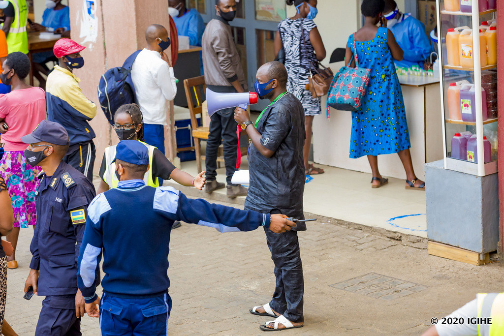 Abakorera ubucuruzi mu duce twibasiwe cyane nko mu masoko n'ahahurira abantu benshi basabwe kurushaho kwirinda