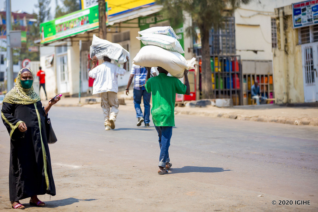 Abafite ibicuruzwa bahawe umwanya barabihakura