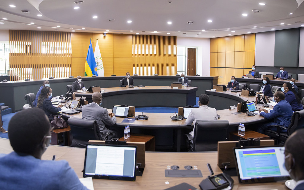 Iyi nama usibye abagize Guverinoma, abandi bayitumirwamo biba byagenwe na Perezida wa Repubulika