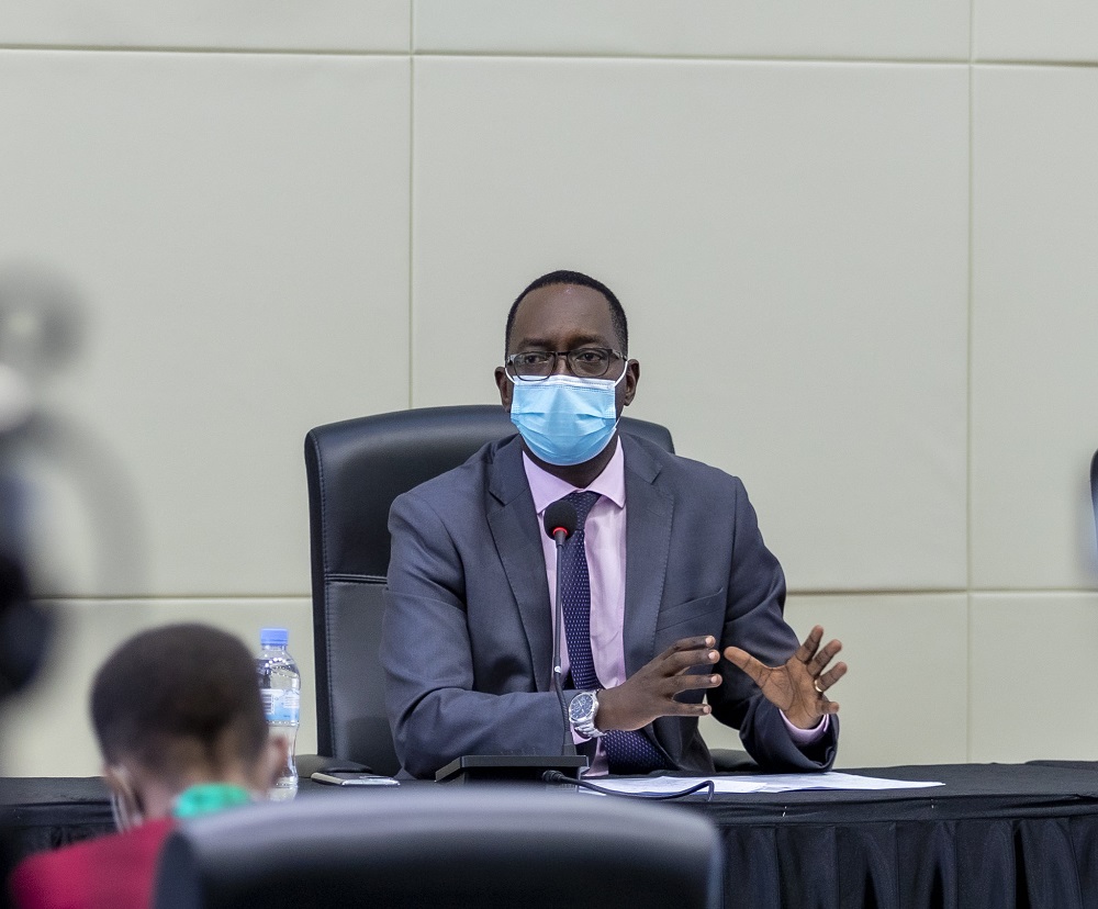 Minisitiri w’Ubuzima, Dr Ngamije Daniel, yavuze ko abantu badakwiye gutungurwa kuko ubushakashatsi bwagaragaje ko urukingo rushimangira ubwoko butandukanye n’ubwoko bwatanzwe mbere rufasha umubiri gukanguka kurushaho