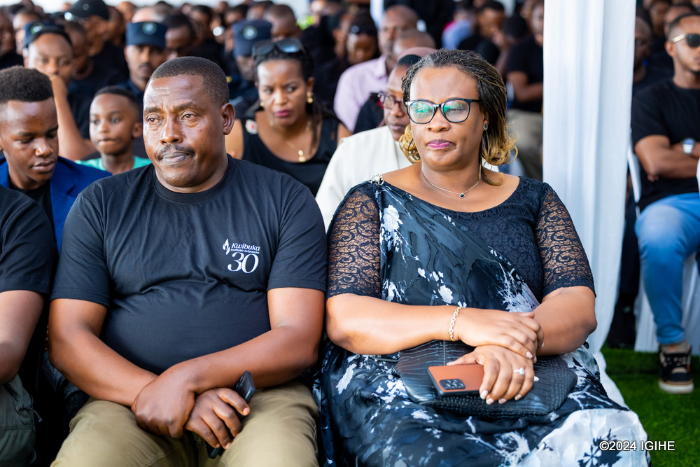 Mutuyemariya Virginie (iburyo) umaze imyaka 38 akora muri RwandAir yerekanye uko muri iki kigo cyahoze cyitwa Air Rwanda cyari indiri y'Interahamwe