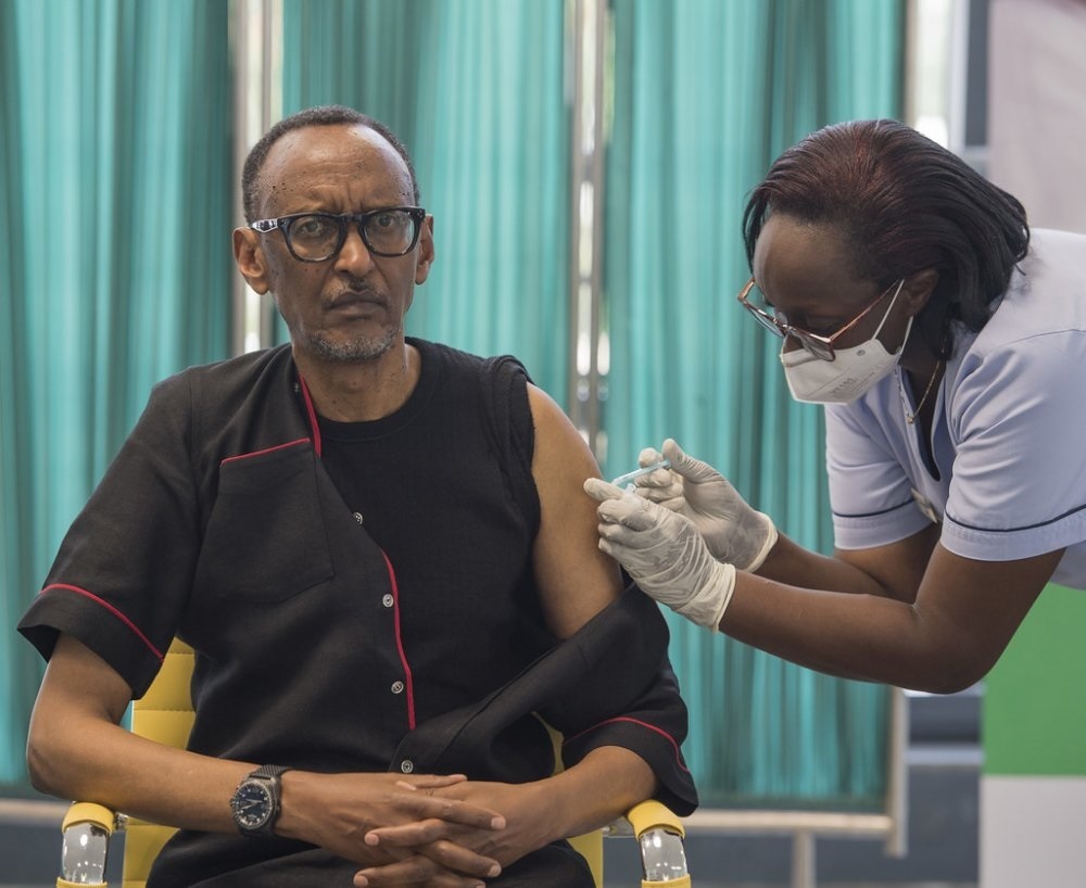 Perezida Kagame ari mu Banyarwanda bahawe urukingo rwa COVID-19