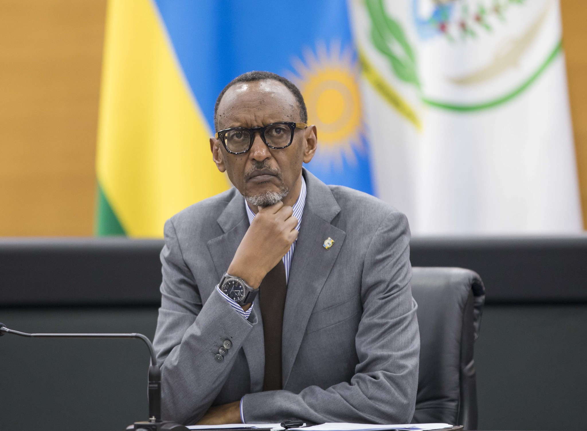 Perezida Kagame yanenze abigisha  u Rwanda ubwisanzure iwabo bafunga n’imbuga nkoranyambaga