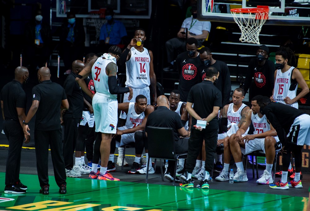 J. Cole yahaye inkweto abakinnyi ba Patriots BBC mbere yo kuva mu Rwanda kuri uyu wa Gatatu