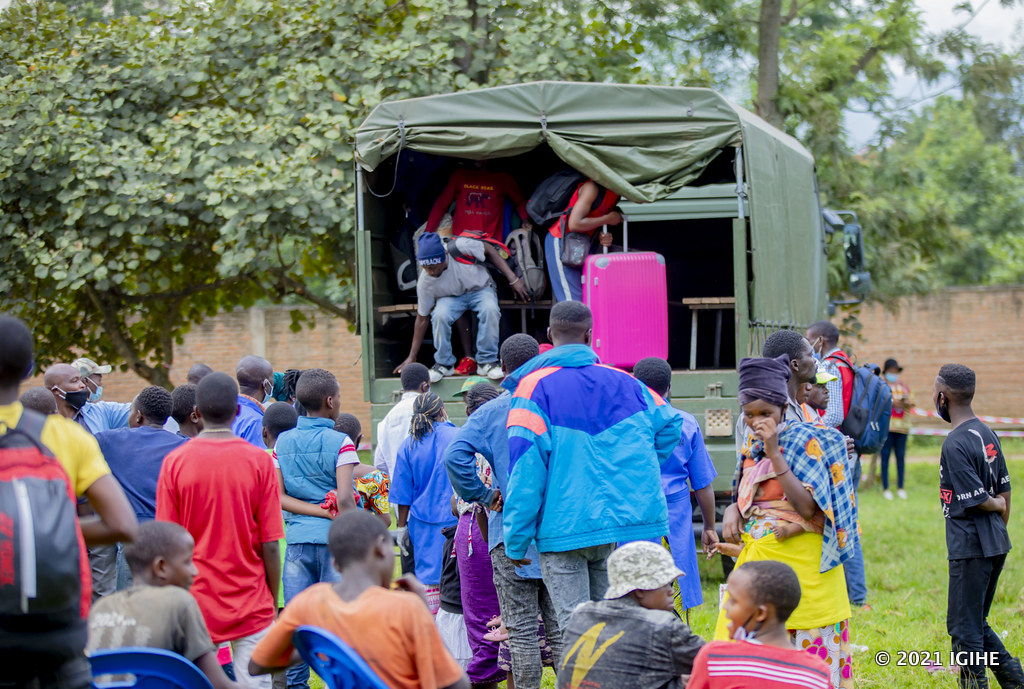 Amakamyo ya gisirikare yifashishijwe mu kugeza impunzi aho zagombaga kugezwa