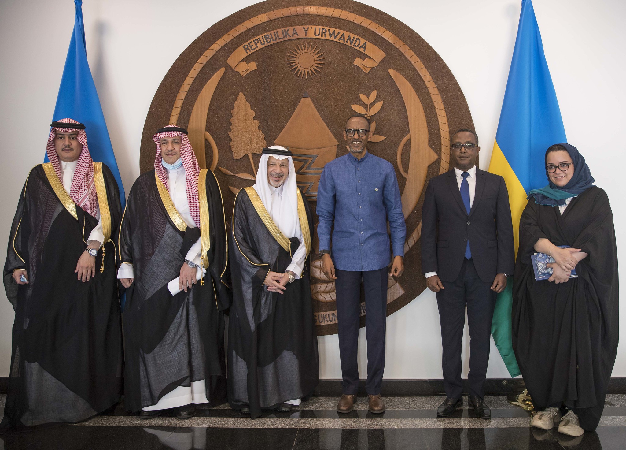 Ambasaderi Kattan yari aherekejwe n'itsinda rigari ubwo bakirwaga na Perezida Kagame
