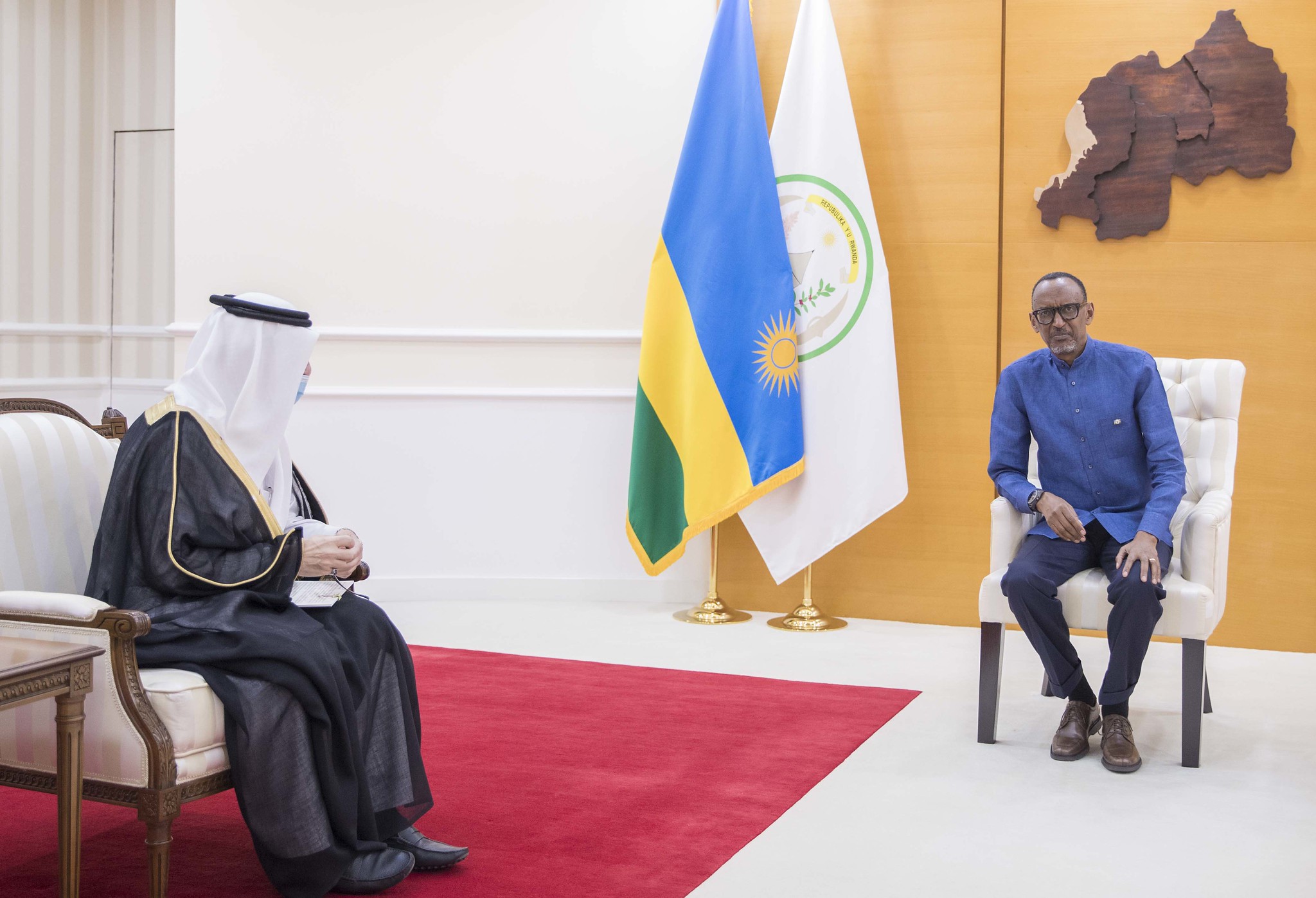Perezida Paul Kagame ubwo yakiraga muri Village Urugwiro Umunyamabanga wa Leta Muri Arabie Saoudite Ushinzwe Afurika, Ahmed Abdul Aziz Kattan