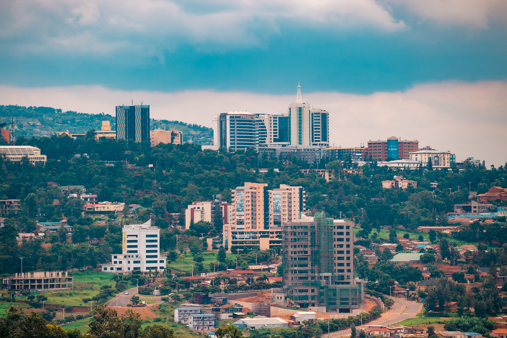 Urwego rw'imari mu Rwanda rukomeje guhura n'ingaruka z'icyorezo cya Covid-19, ariko byitezwe ko zizakomeza kugabanuka uko ubukungu buzamuka