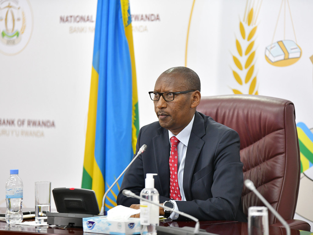 Guverineri wa Banki Nkuru y'Igihugu, John Rwangombwa, yatangaje ko ubukungu bw'u Rwanda buzakomeza kuzamuka bitewe n'ingamba zirimo na gahunda yo gukingira abantu kugira ngo ibikorwa byose bikomorerwe