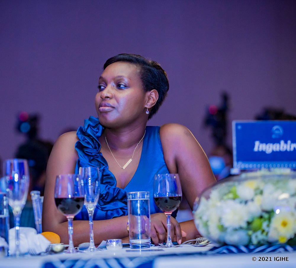 Umunyamabanga wa Leta muri Minisiteri y'Uburezi ushinzwe ikoranabuhanga, imyuga n'ubumenyingiro, Irere Claudette akurikirana uko umuhango wo guhemba ugenda
