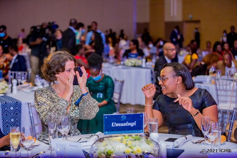 Minisitiri w'Uburezi, Dr Uwamariya Valentine aganira na Visi Perezida Ushinzwe Ibikorwa muri L’Oréal Group akaba na Visi Perezida wa Foundation L’Oréal, Alexandra Palt