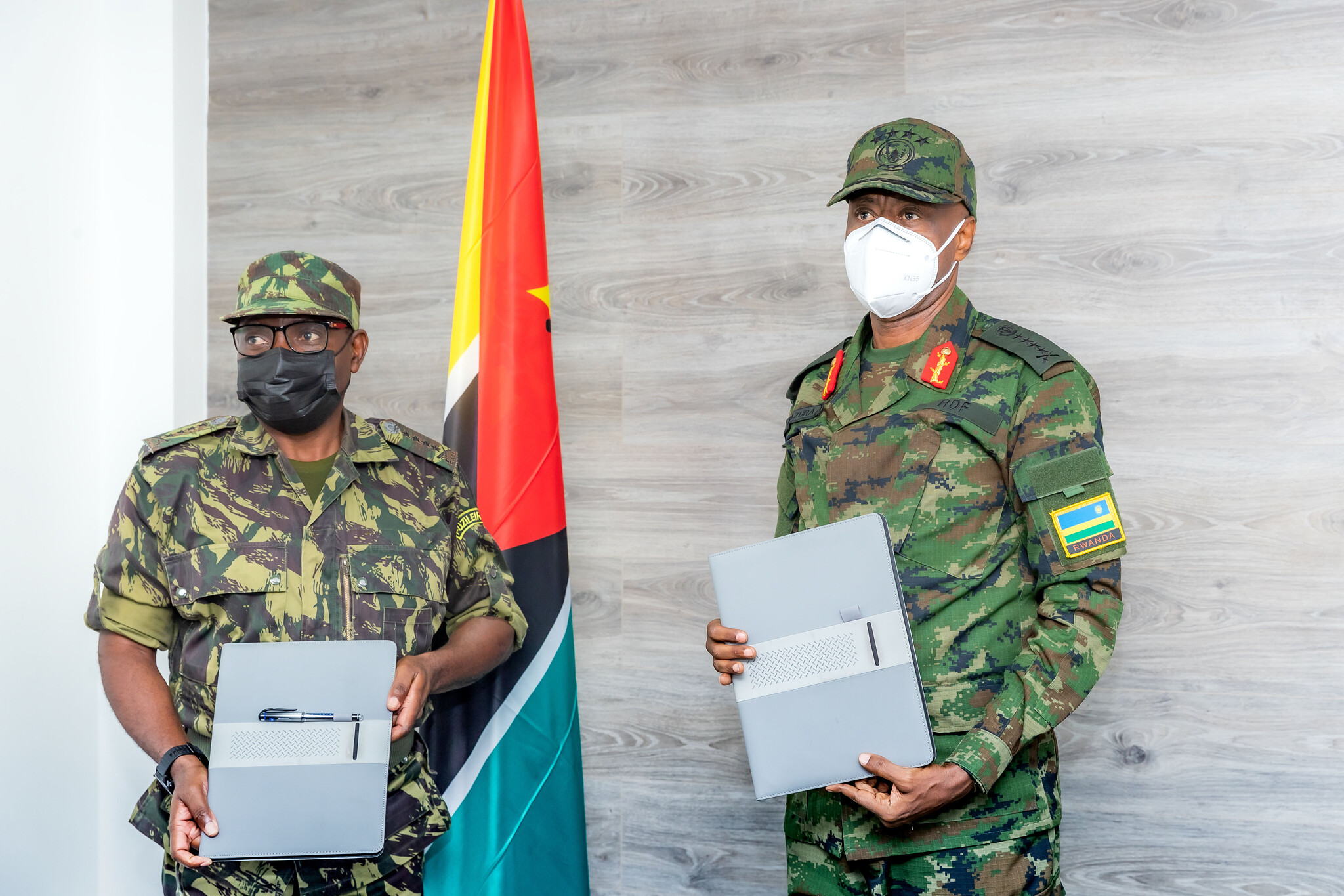 Igisirikare cy'u Rwanda n'icya Mozambique byasinyanye amasezerano yo kwagura ubufatanye mu kurwanya iterabwoba muri Cabo Delgado