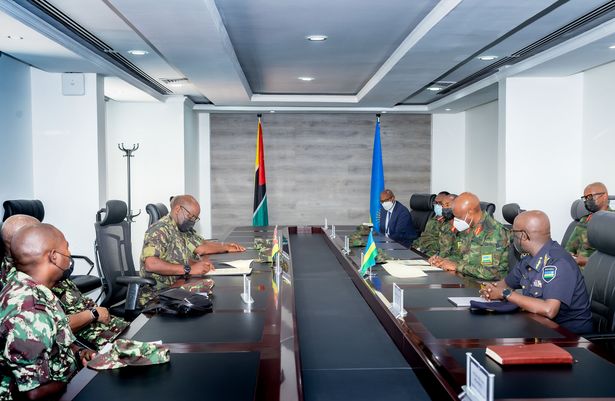 Ibi biganiro byahuje abasirikare bakuru ku mpande zombi