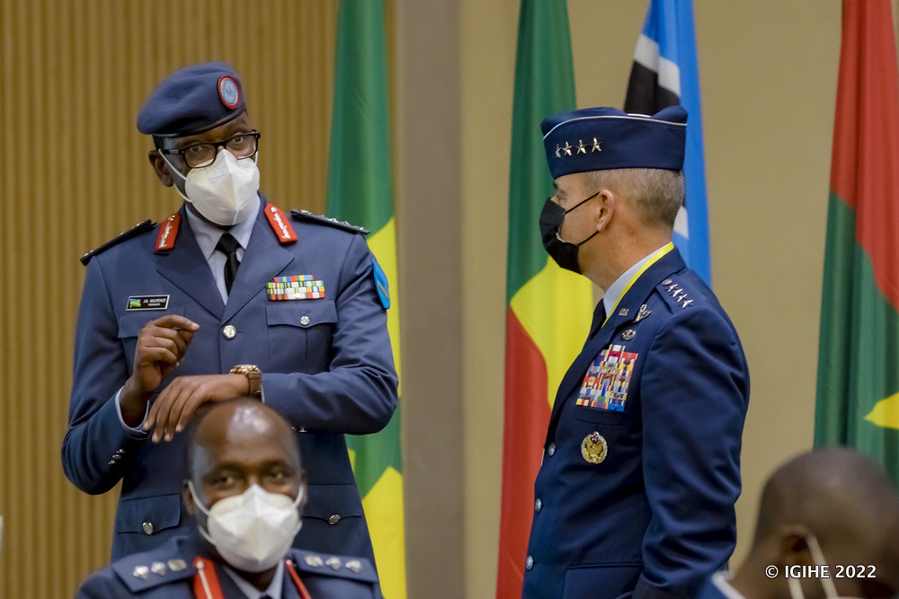 Umugaba w’Ingabo z’u Rwanda zirwanira mu kirere, Lt Gen Jean Jacques Mupenzi aganira n'Umusirikare Mukuru wa Leta Zunze Ubumwe za Amerika wari witabiriye iyi nama