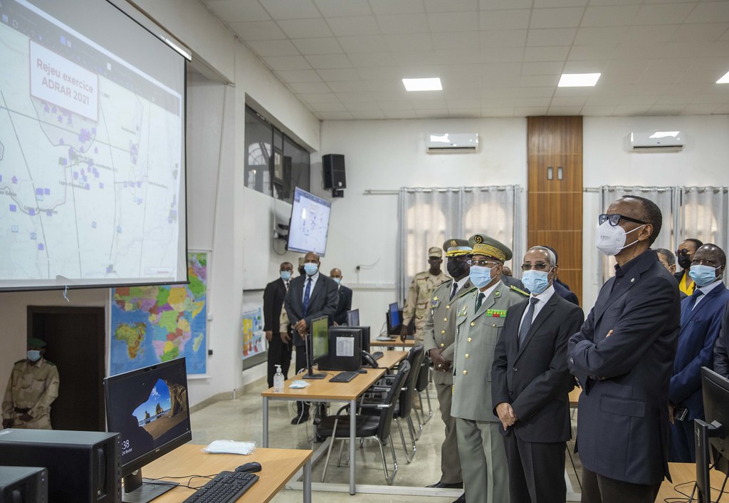 Perezida Kagame ubwo yasobanurirwaga imikorere y'uyu mutwe