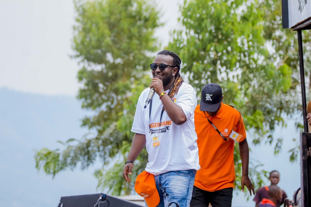 MC Buryohe ni we waherekeje Cogebanque nk'umushyushyarugamba wayo muri Tour du Rwanda 2022