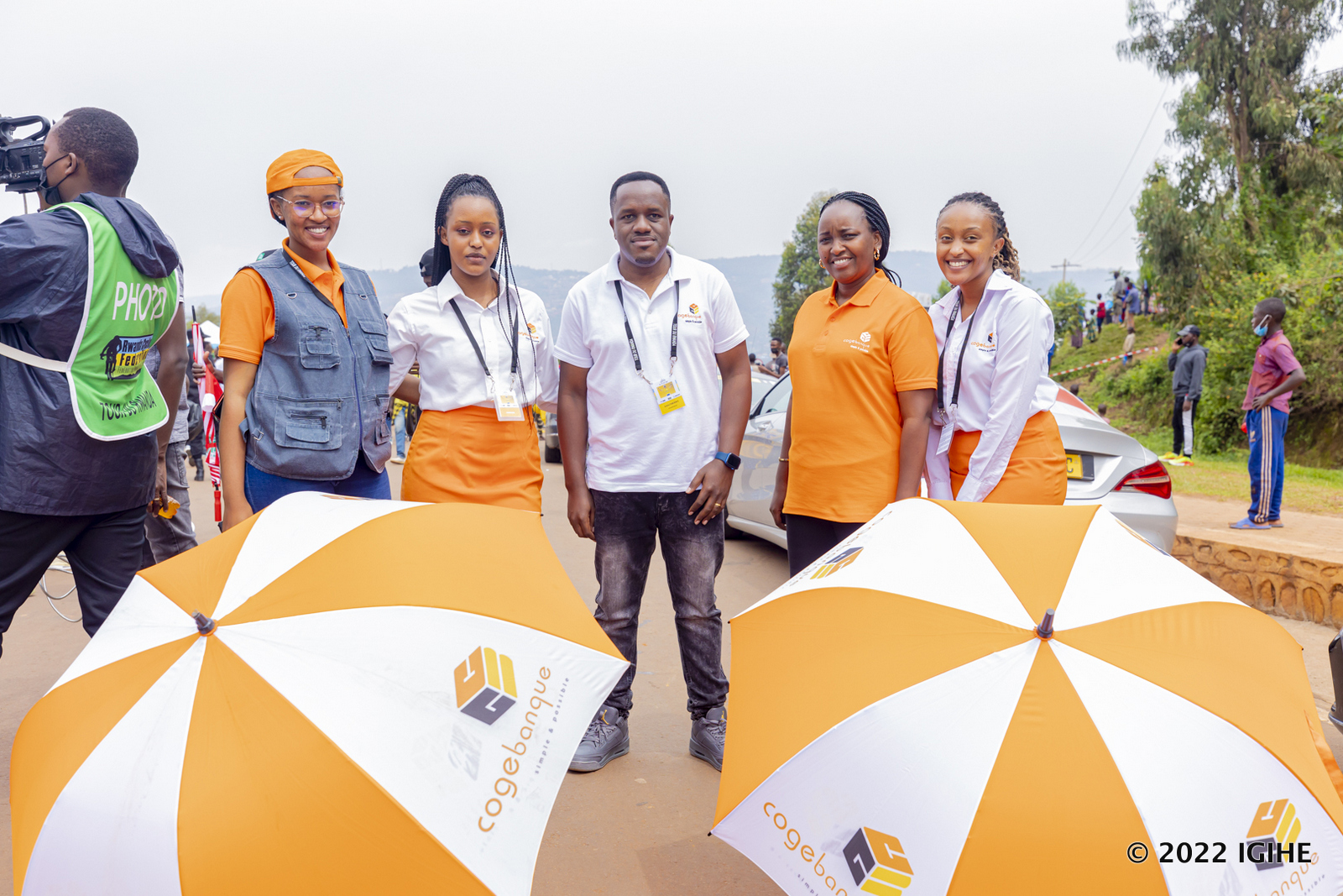 Antoine Iyamuremye Ushinzwe Iyamamazabikorwa muri Cogebanque n'abakobwa baherekeje iyi banki muri Tour du Rwanda 2022