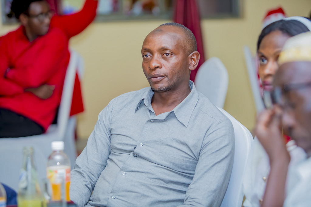 Rafiki Nshimiyimana uri mu batoza ba Academy ya Bayern Munich ubwo bahuraga n'abayobozi bakuru ba ruhago mu Rwanda