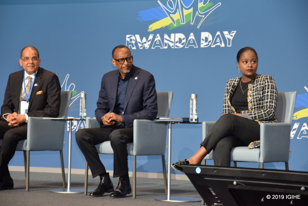 Perezida Kagame hamwe na Ambasaderi w’u Rwanda mu Budage, Igor Cesar na Visi Perezida w’Umuryango w’Abanyarwanda baba mu gace ka Bonn mu Budage, Omelie Impundu