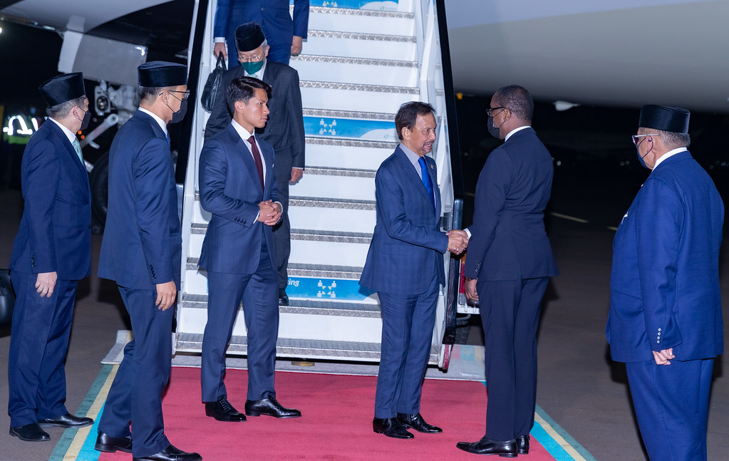 Umuyobozi w’Ikirenga wa Brunei akaba na Minisitiri w’Intebe w’iki gihugu, Hassanal Bolkiah ubwo yageraga mu Rwanda yakiriwe na Minisitiri w'Ububanyi n'Amahanga, Dr Vincent Biruta