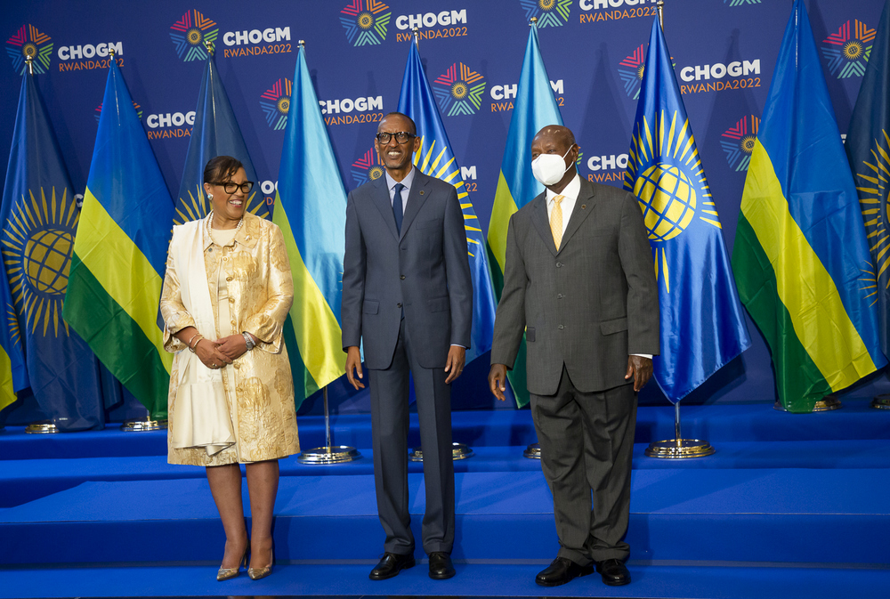 Aha Perezida Kagame (hagati) yari kumwe Perezida Museveni (iburyo) na Patricia Scotland wayoboraga Commonwealth