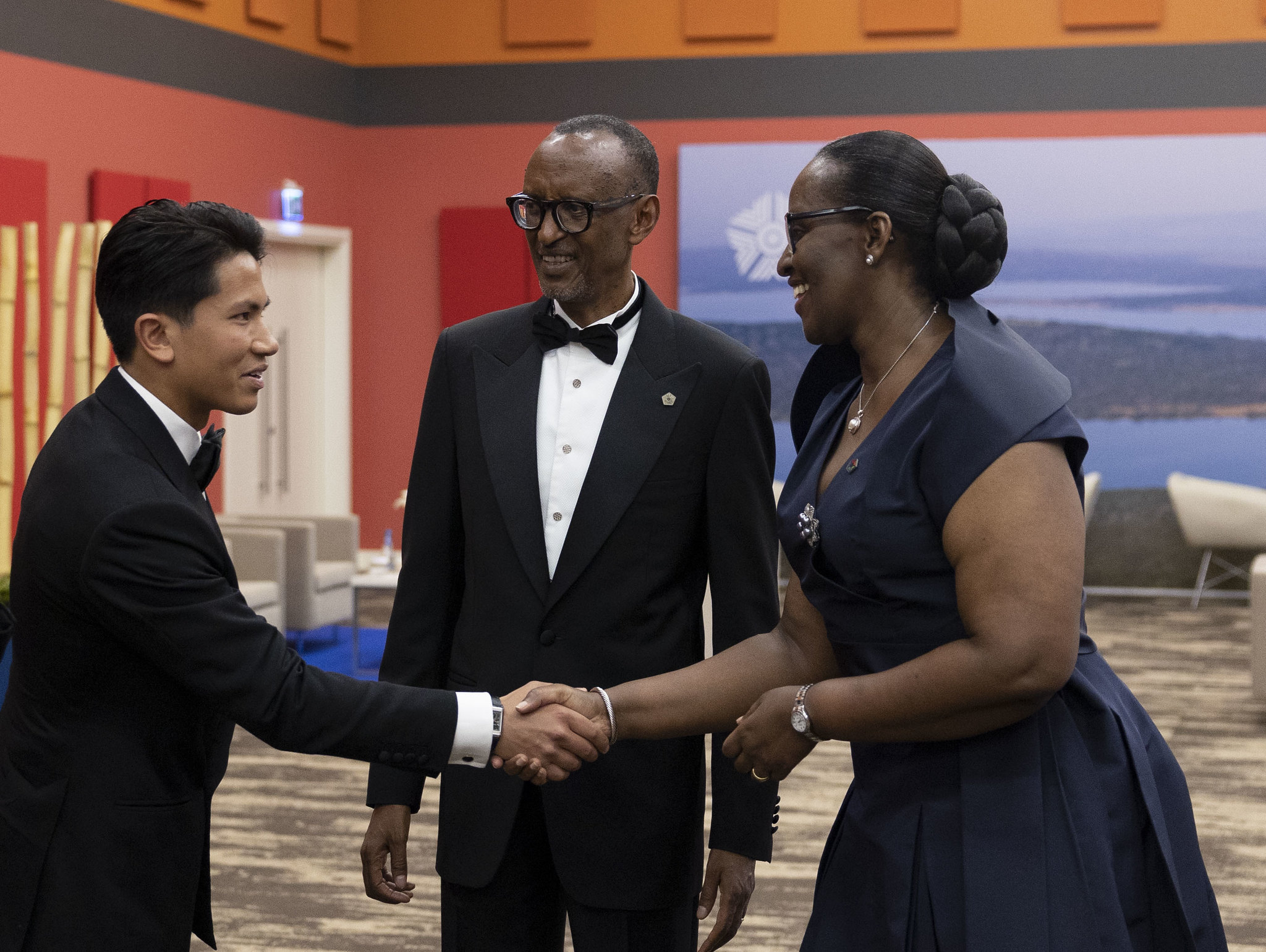 Igikomangoma Abdul Mateen asuhuza Madamu Jeannette Kagame